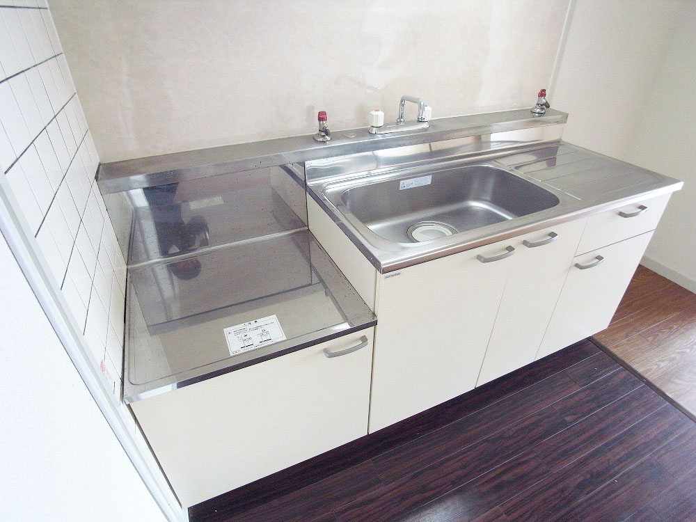 Kitchen. Family type wide kitchen sink brand new