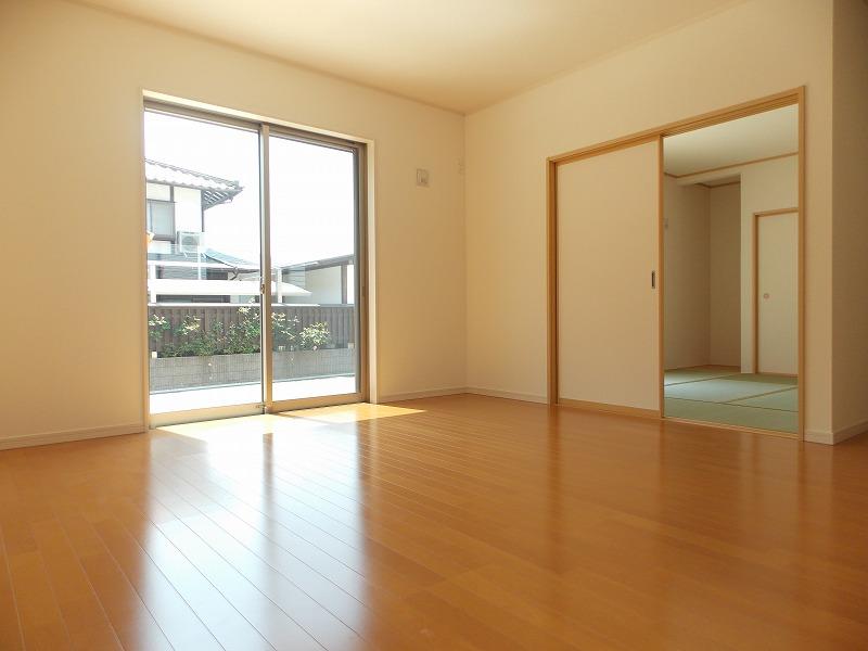 Living. LDK and the Japanese-style room is Tsuzukiai (^. ^) / ~~~ The living space of calm and close the partition door, Open and widely is transformed into open space (^_^) / ◆ It becomes the same specification photo ◆