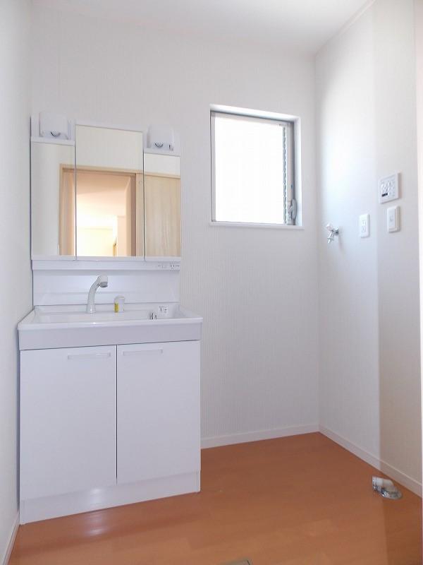 Wash basin, toilet. Washroom is bright with a window, It will also be relaxed moisture from further bath (^_^) / ◆ It becomes the same specification photo ◆