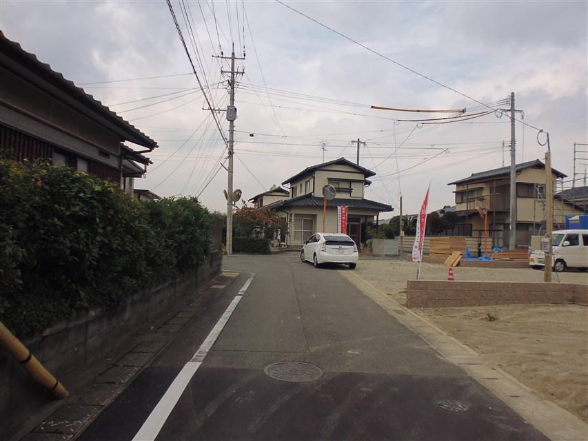 Local photos, including front road. Frontal road