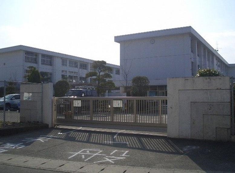 Primary school. Tenjinyama 720m walk about 9 minutes to elementary school