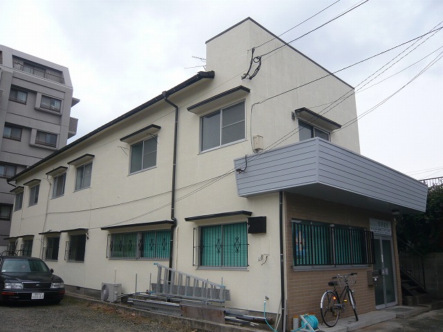 Building appearance. Convenient location can also be used bus