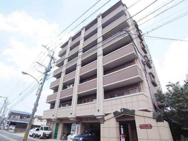 Building appearance. Soundproof to excellent reinforced concrete apartment