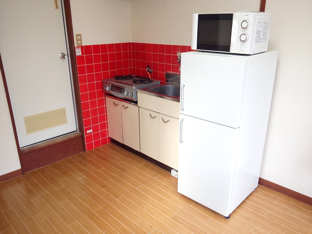 Kitchen. refrigerator, It is with a microwave oven.