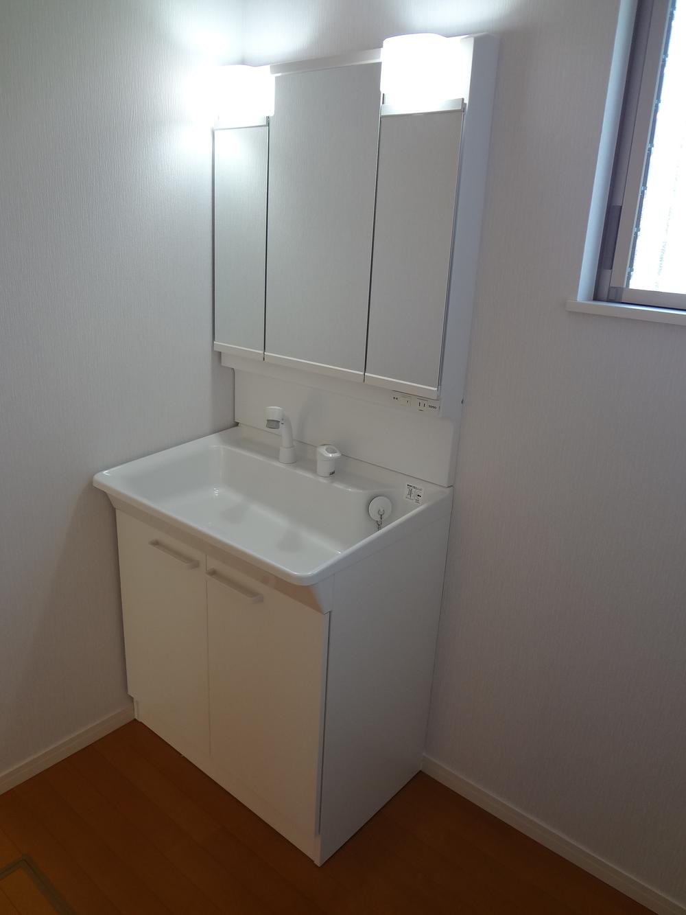 Wash basin, toilet. Wash basin with three-sided mirror, The back of the mirror is housed