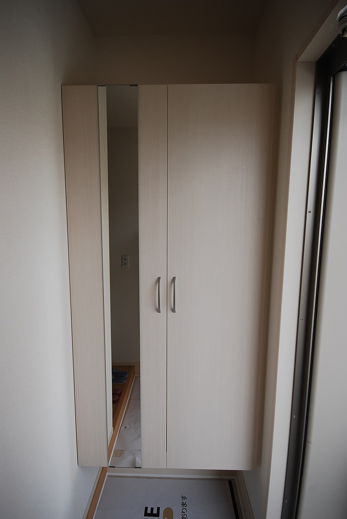 Receipt. It comes with a shoe box full-length mirror *