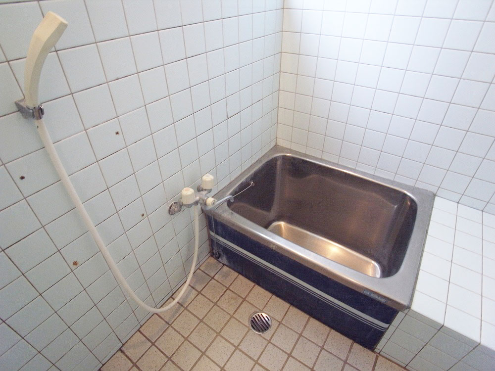 Bath. Hot water supply ・ shower ・ With window