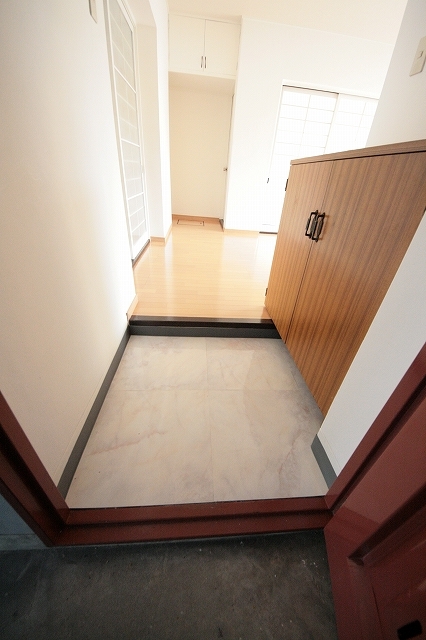 Entrance. The photograph is a 106, Room.