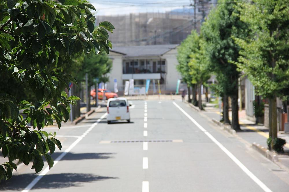Local photos, including front road. Clear some streets street trees lined the sidewalk was also in place (May road 2013 7 adjacent to the subdivision shooting)