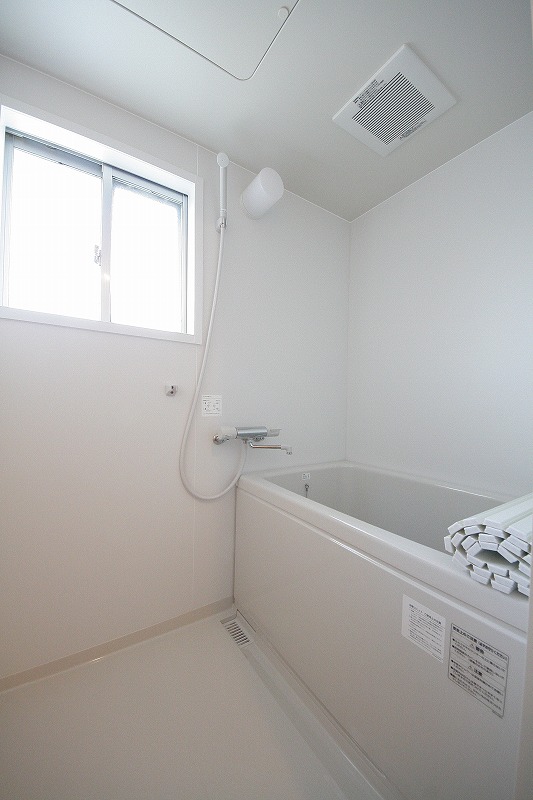 Bath. Since the bathroom is to replace each unit, Tub of course wall, And the ceiling