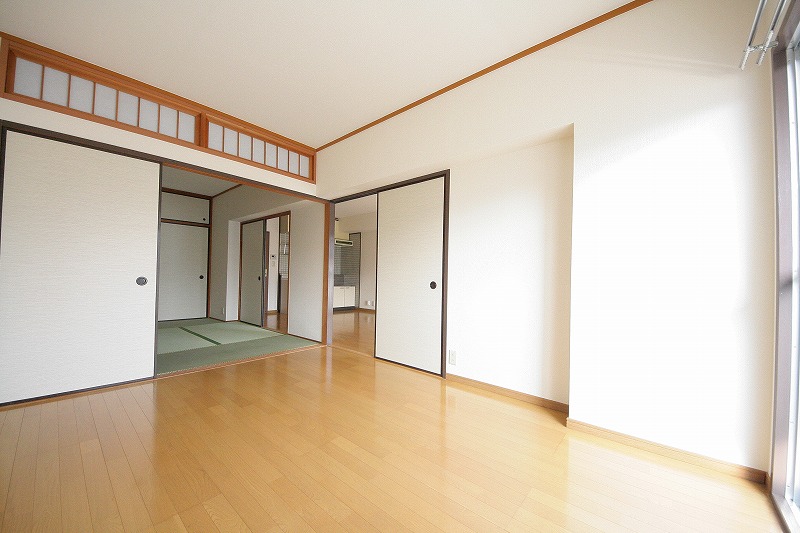 Living and room. There is also a Japanese-style room.