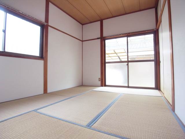 Living and room. Also good sun per two-plane daylight