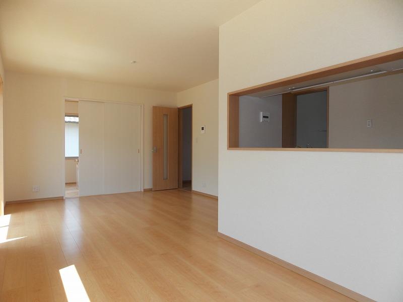 Same specifications photos (living). In front of the kitchen to the dining space, And its next to the living space, It becomes the LDK to capitalize a space without waste good (^_^) /