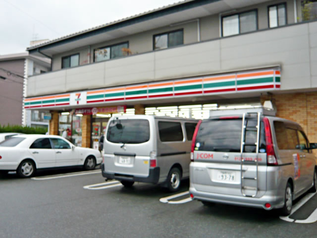 Convenience store. 500m to Seven-Eleven (convenience store)