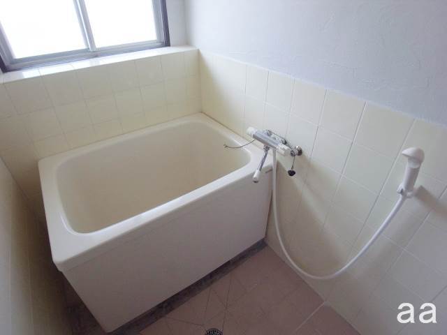 Bath. Bright ventilation force also excellent windows with tub new