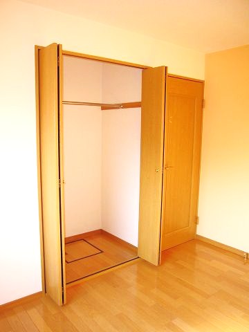 Other room space. Pat storage.