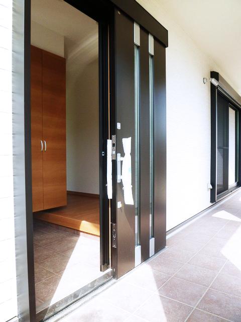 Entrance. Local (September 2013) Shooting