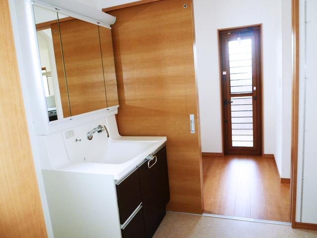 Wash basin, toilet. Indoor (September 2013) Shooting