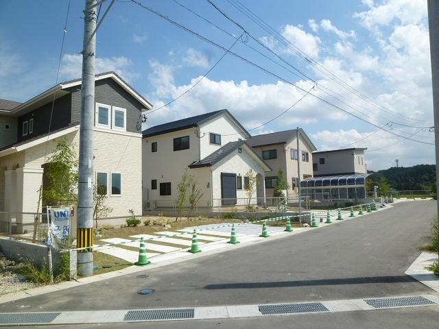 Local photos, including front road. Local (12 May 2013) Shooting