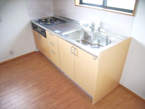 Living and room. 3-neck with gas stove!