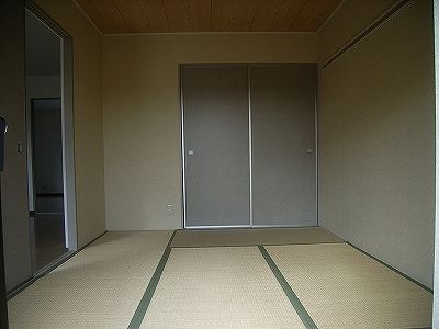 Entrance. There is also a Japanese-style room, Good for living.
