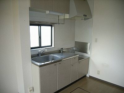 Kitchen. Two-burner stove installation Allowed.
