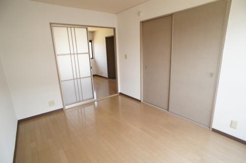 Other room space. There is a window leading to the balcony to the Western-style!