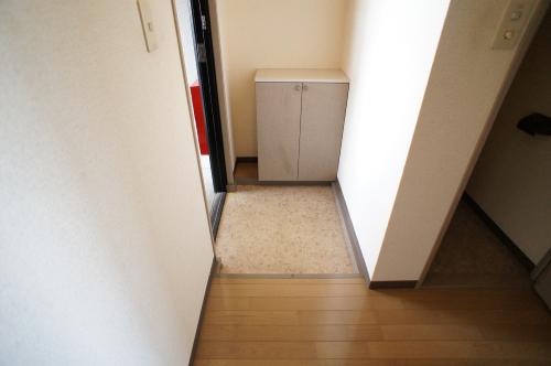 Entrance. Yes shoe box!