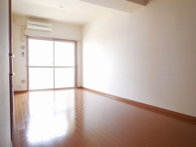 Living and room. South is facing