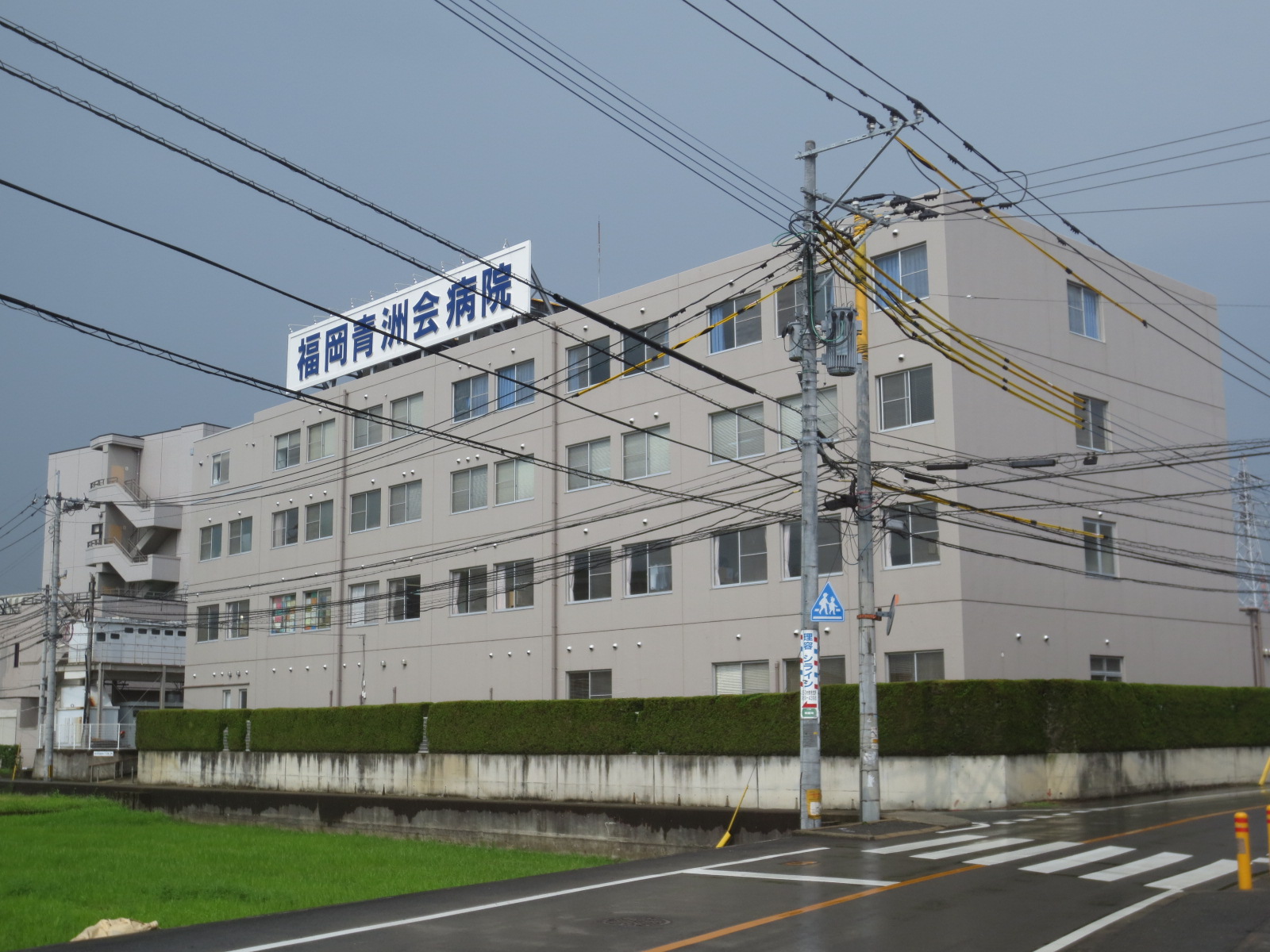 Convenience store. 579m up to life Aya house Fukuoka blue Land Board hospital store (convenience store)