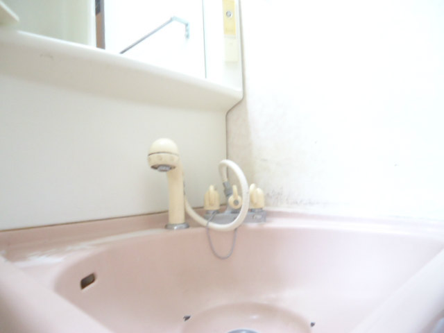 Other room space. Wide wash basin