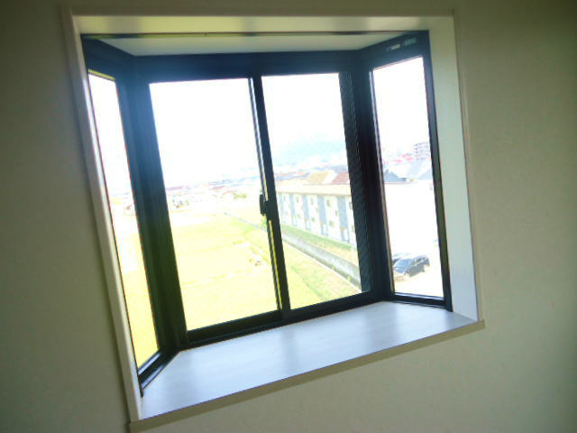 Other room space. Bright bay window