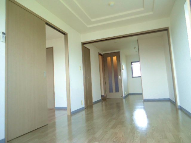 Living and room. Wide it is living