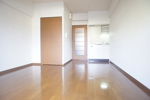 Kitchen. Western-style spacious 10 Pledge!
