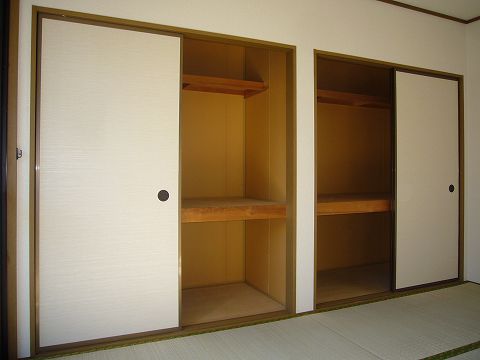 Receipt. Large storage of the wall one side.