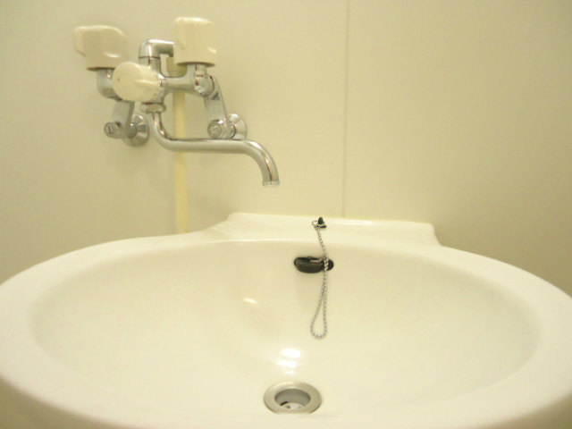 Other room space. There washbasin