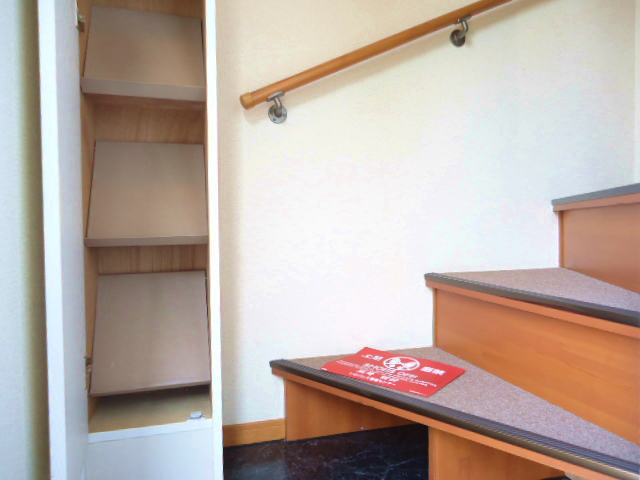 Entrance. There are shoe box