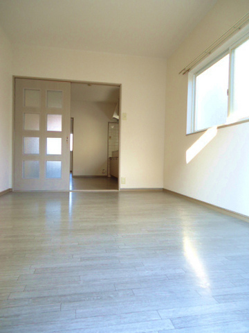 Living and room. You can use widely also by connecting with dining