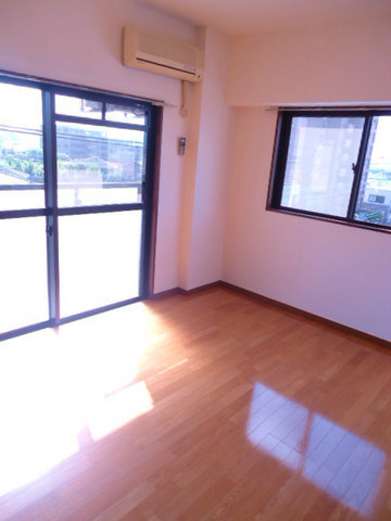 Other room space. Sunny