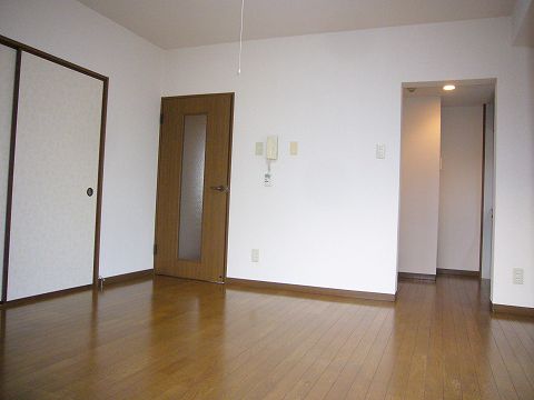 Living and room. Rent is profitable. Please contact us as soon as possible. 