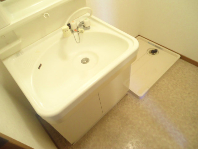 Other room space. Clean wash basin