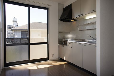 Kitchen. Two-burner stove is installed Allowed.