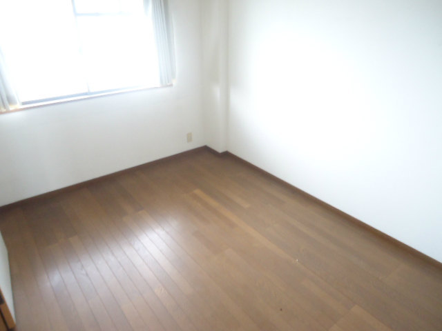 Living and room. Western-style is 6 Pledge