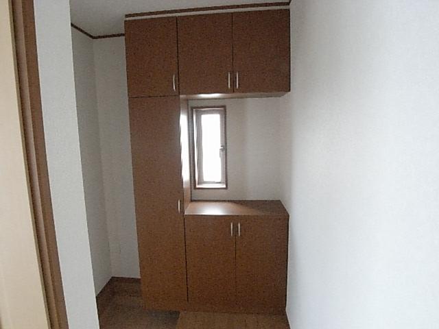 Entrance. Same specifications Photos