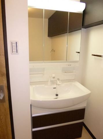 Other room space. Shampoo dresser