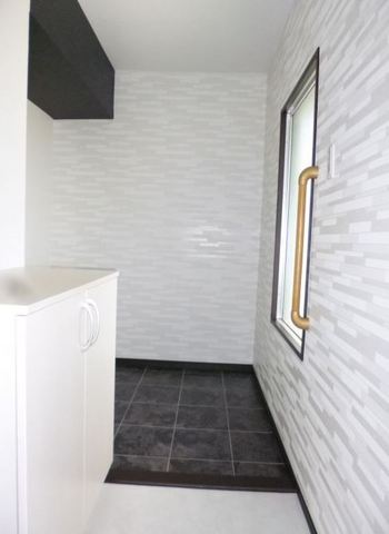 Other room space. Bright entrance