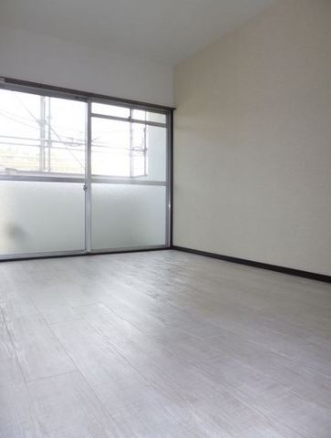 Living and room. Bright flooring