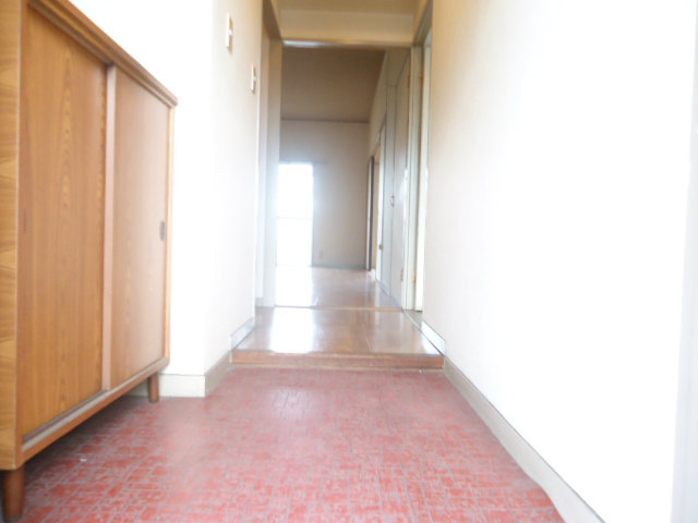 Other room space. There shoes BOX