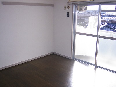 Living and room. Spacious 8 quires of Western-style