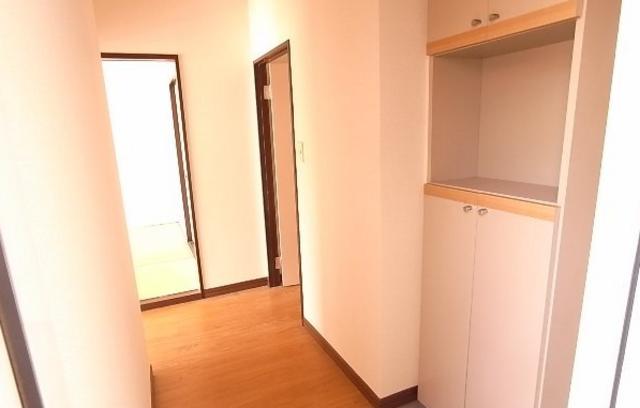 Other room space. Entrance storage